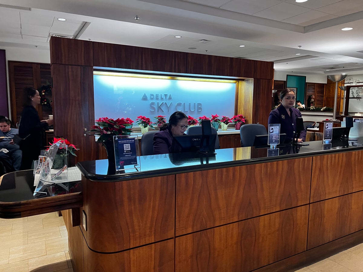 Delta Sky Club HNL Check in Counter