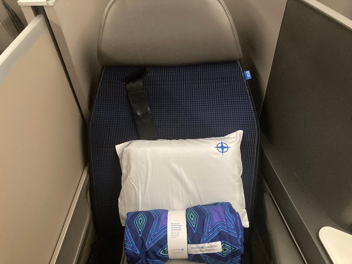 United Polaris business class 787 10 seat with blanket and pillow HND LAX